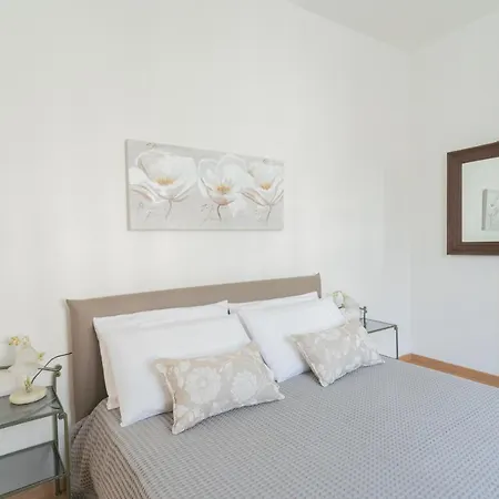 Tina's Window On By Rent Mezzegra