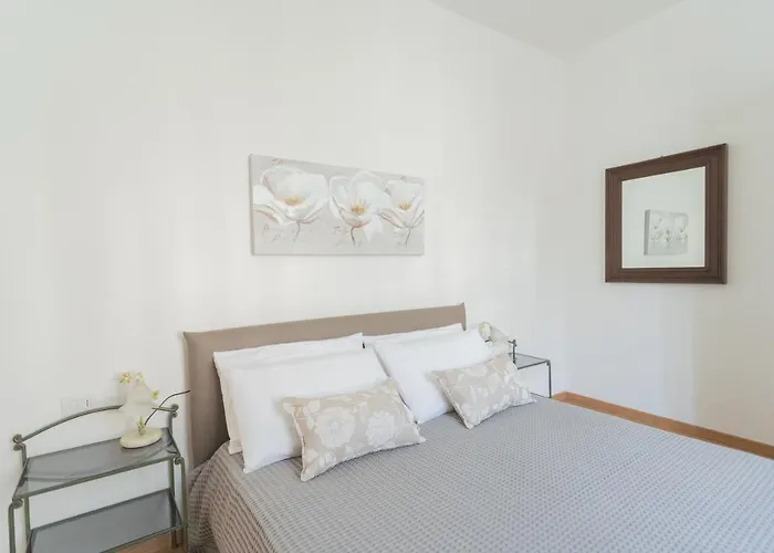 Tina's Window On By Rent 梅泽格拉