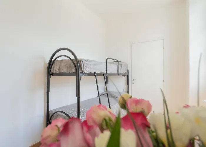 Tina's Window On By Rent * 梅泽格拉